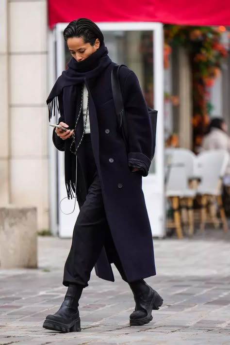 Chelsea Boots Outfit Winter, Black Chelsea Boots Outfit Women, Chelsea Boot Outfits Women, Black Chelsea Boots Outfit, Chelsea Platform Boots, Black Booties Outfit, Chelsea Boots Outfits, Sock Boots Outfit, Chelsea Boot Outfit