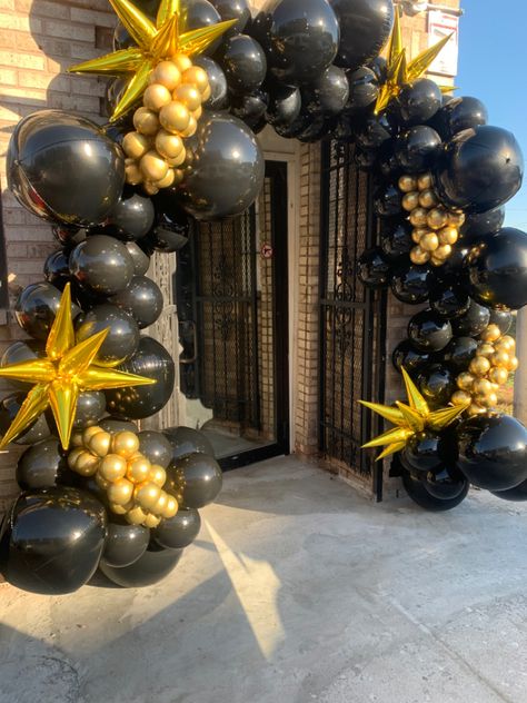 Black and gold balloon arch Ballon Entrance Arch, Balloon Arch Business Opening, Black And Gold Entrance Decor, Grand Opening Balloons Decoration, Balloon Arch Around Door, Grand Opening Ideas Business Decorations Balloons, Prom Balloon Arch Ideas, Balloon Door Decorations, Store Opening Decoration Ideas