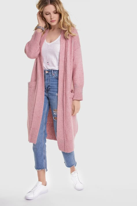 Long Cardigan Pink, Long Pink Cardigan Outfit Winter, Long Pink Sweater Outfit, Pink Coatigan Outfit, Pink Long Jacket Outfit, Light Pink Outfit Ideas Casual, Outfits With A Long Cardigan, Pink Long Cardigan Outfit, Rose Cardigan Outfit