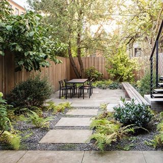 Brooklyn Backyard, Townhouse Garden, Building A Patio, Gravel Landscaping, Gravel Patio, Courtyard Gardens Design, Courtyard Gardens, Gravel Garden, Meteor Garden 2018