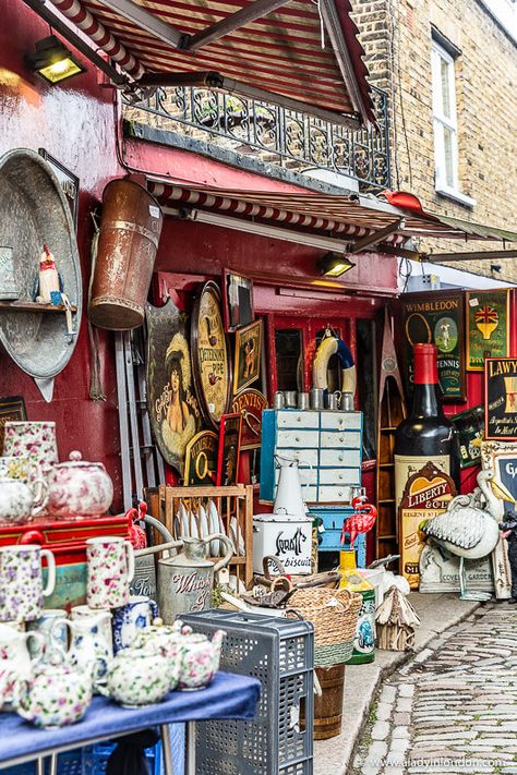 Portobello Road Market in Notting Hill, London London Portobello Road, Flea Market London, London Antique Market, Portobello London Market, Portobello Road Aesthetic, Portobello Market London Notting Hill, London Flea Markets, Portobello Road London, Nottinghill London Aesthetic