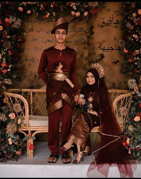 Baju Kahwin Klasik, Tema Kahwin Melayu Klasik, Classic Wedding Malay, Wedding Songket Malay, Wedding Klasik Melayu, Melayu Klasik Wedding, Melayu Klasik Tema, Klasik Melayu Wedding, Pelamin Klasik Tradisional Melayu