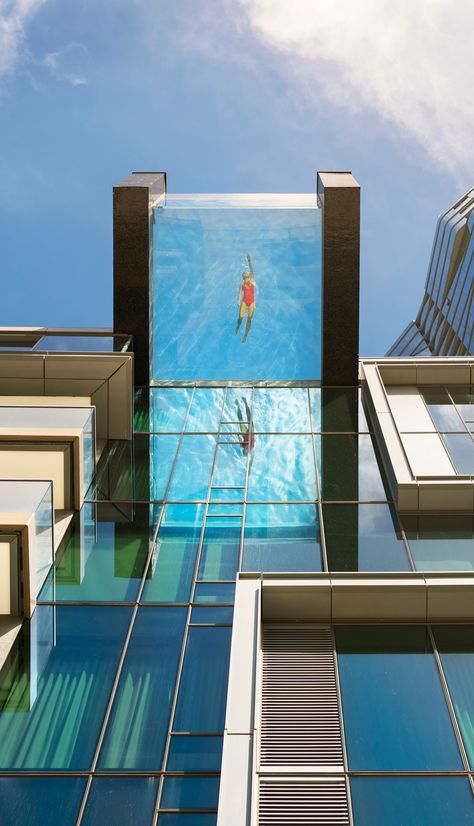 This Glass-bottom Pool in Honolulu Has the Most Breathtaking Views | Are you brave enough to swim in a pool suspended 80 feet in the air? Hawaii Apartment, Glass Bottom Pool, Underground Pool, Balcony Pool, Piscina Interior, Luxury Swimming Pools, Glass Pool, Luxury Pools, Dubai Hotel