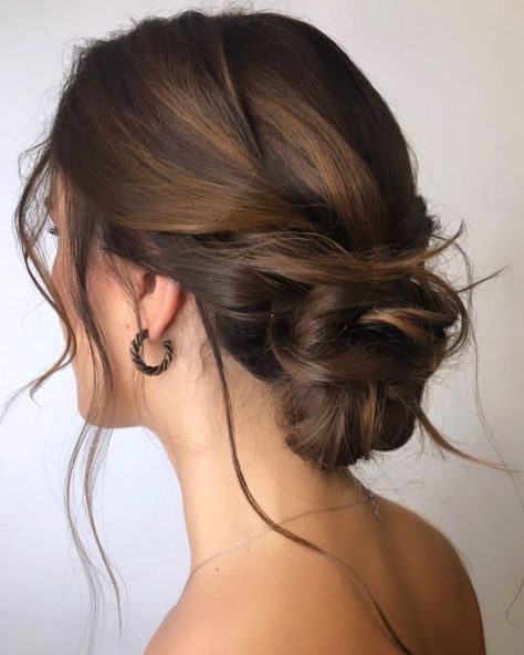 Loose Messy Bridesmaid Bun 2023 Bridesmaid Updo, Wedding Hairstyles Moh, Bridemates Hairstyles, Middle Part Bridesmaid Hair Up Dos, Simple Updo Bride, Low Updo Bridesmaid Hair, Loose Updo Bridesmaid, Bridesmaid Hair Midlength, Bridesmates Hairstyles