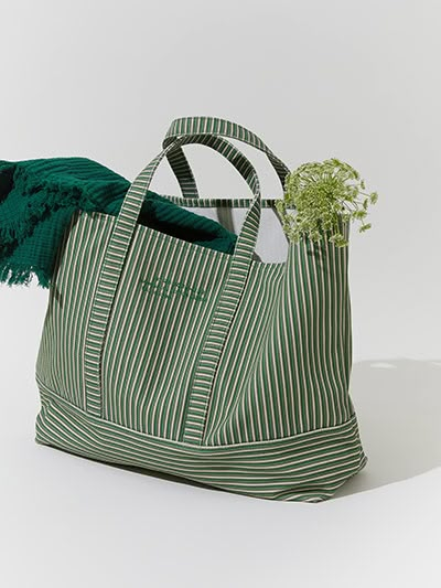 A perfect picnic bag for the summer season. - #ARKET - This landscape tote bag is crafted from a heavy canvas fabric made of cotton with a printed stripe pattern. The durable fabric and the large size of the bag make it an ideal piece for carrying multiple large items. #picnic #tote #totebag #beach #beachbag #summerfashion #summerstyle Beach Bag Pattern, Canvas Bag Design, Picnic Tote, Canvas Beach Bag, Pouch Diy, Textile Bag, Striped Bags, Perfect Picnic, Fabric Purses