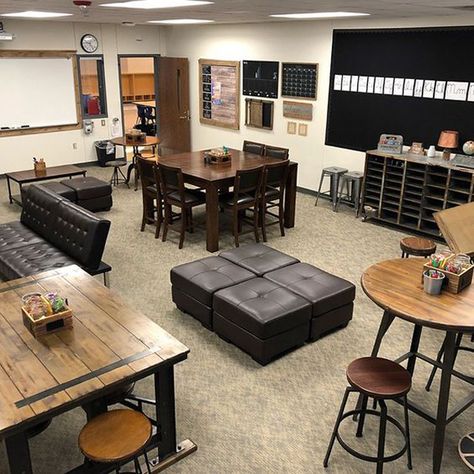 34 Creative Classroom Decor Ideas That Makes You Yearn School | HomeMydesign Classroom Organization High School, Teachers Lounge Makeover, Flexible Seating Classroom, Staff Lounge, Classroom Arrangement, Alternative Seating, Classroom Decor High School, Classroom Seating, Classroom Makeover