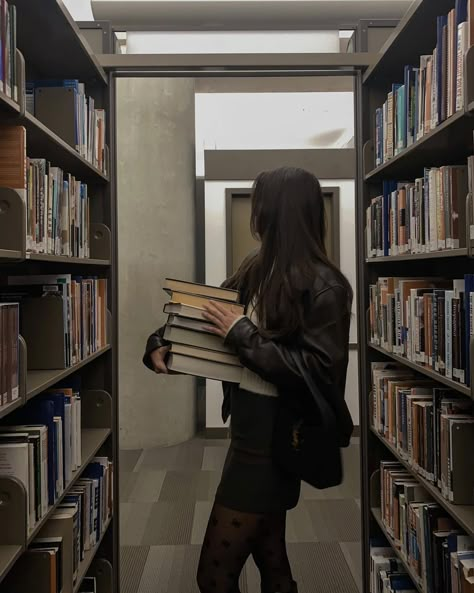 Library Aesthetic, Dark Feminine Aesthetic, Dark Academia Aesthetic, Academia Aesthetic, Book Girl, Intj, Student Life, Future Life, 2024 Vision Board