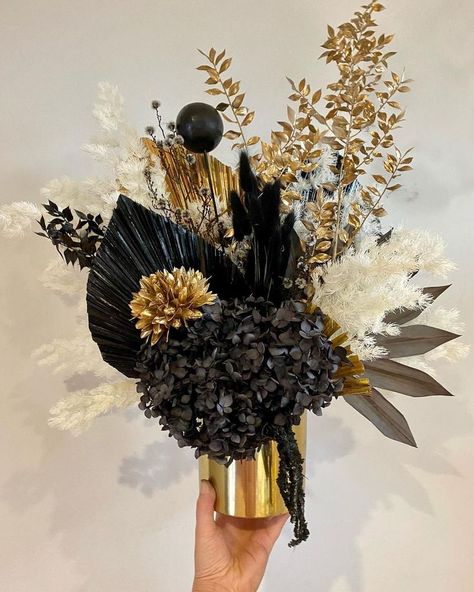 Black And Gold Centerpieces, Christmas Floral Arrangements Diy, Black And Gold Party Decorations, Black Centerpieces, Gatsby Themed Party, Gold Centerpieces, Gold Party Decorations, Floral Arrangements Diy, Gold Theme