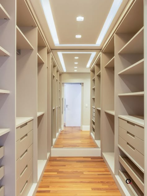 Walk In Closet Simple, Walking Closet Modernos, Simple Walk In Closet, Walking Closet Ideas, Small Master Closet, Closet Simple, Small Dressing Rooms, Contemporary Closet, Desain Pantry