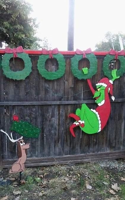 Simple Outdoor Christmas Decor, Grinch Yard Decorations, Whoville Christmas Decorations, Christmas Whoville, Grinch Ideas, Lady Decluttered, Outdoor Christmas Decor Ideas, Grinch Decorations, Christmas Classroom Door