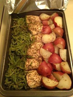 ~Zesty Chicken, Potato, and Green Bean Bake~ 9x13 pan, cut 3 boneless chicken breast in half, add 2 cans of green beans on one side, and cut up red skinned potatoes on the other side. Sprinkle a packet of zesty Italian dressing mix on top. Drizzle 1 stick of melted butter all over it. Cover with aluminum foil and bake at 350 for 1 hour. Italian Chicken Potatoes Green Beans, Italian Sheet Pan, Chicken Potatoes Green Beans, Chicken Green Beans Potatoes, Green Beans Red Potatoes, Chicken With Green Beans, Potatoes Green Beans, Beans And Potatoes, Baked Green Beans