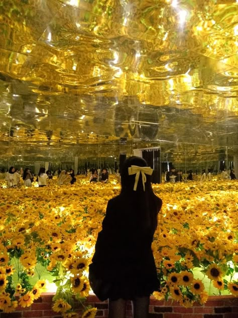 Sunflowers at Van Gogh Alive Exhibition #museum #gallery #art #vangogh #painting #outfitideas Van Gogh Museum Aesthetic, Van Gogh Art Museum, Genesis Core, Sea Photo Ideas, Nature Blanket, Van Gogh Alive, Van Gogh Experience, Art Vangogh, Van Gogh Exhibit