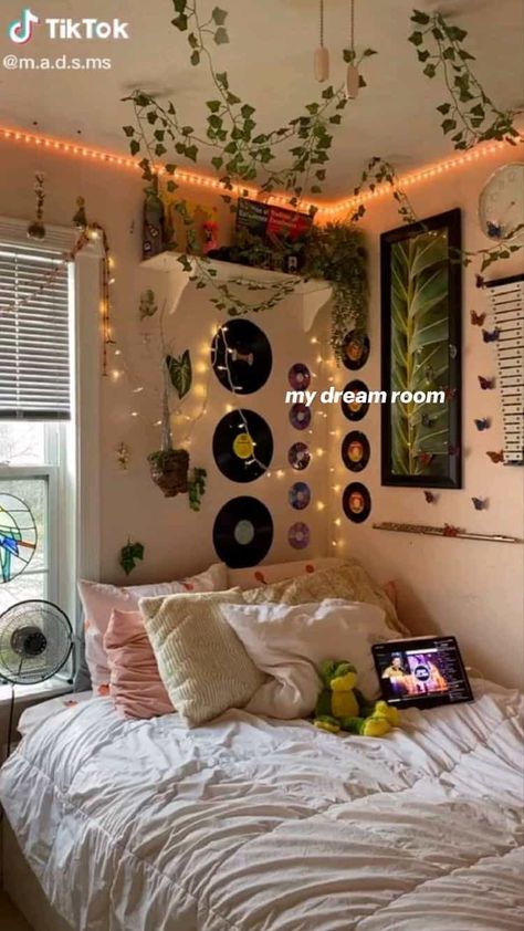 Vibey Bedroom Ideas, Vibey Bedroom, Dream Rooms For Teens, Avant Basic, Aesthetic Bedrooms, Vibey Room, Indie Bedroom, Casa Clean, Bedroom Ideas Aesthetic