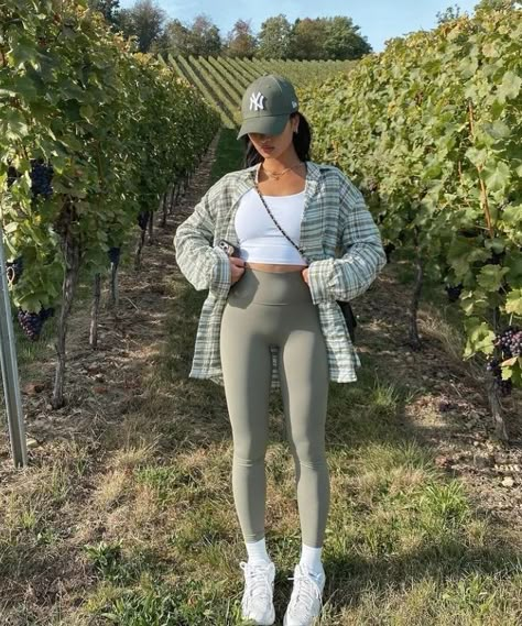 Sporty Casual Outfits, Leggings Outfit Spring, Sport Casual Outfit, Sporty Chic Outfits, Outfit Shein, Casual Sporty Outfits, Dress Italian, Outfits Sporty, Outfits Skirt