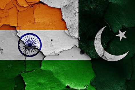 India Pakistan Partition Art, India Pakistan Partition Pictures, Post Colonialism, Partition Of India, Pakistani Flag, Travel Itinerary Planner, Pakistan Independence, Pakistan Independence Day, Pakistan Flag