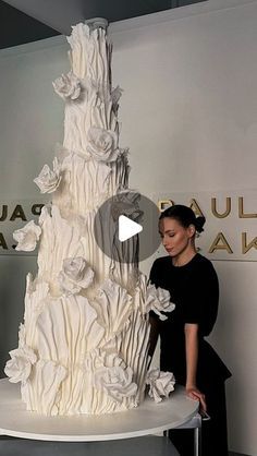 Luxury Wedding Cakes, Queen Cake Ideas, Fondant Cake Designs Ideas, Glam Wedding Cake, Wedding Cake Piping, 1 Tier Wedding Cakes, Creative Cake Designs, Huge Wedding Cakes, Glamorous Wedding Cakes