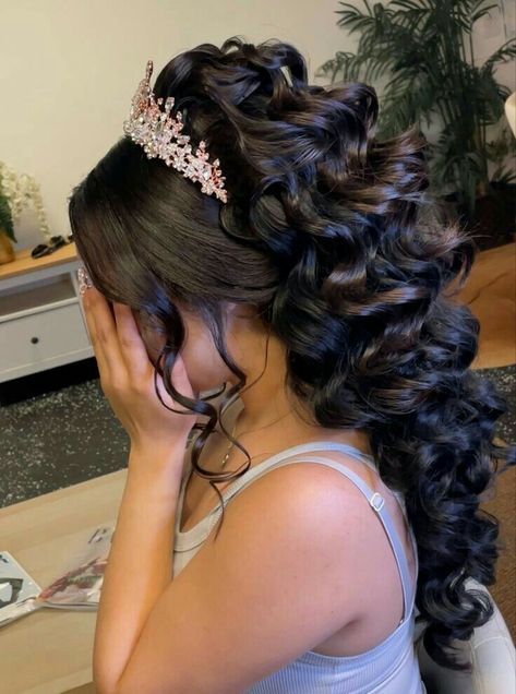 Quinceanera Hairstyles Side Part, Quinceanera Hairstyles Curly, Curly Hairstyles For Quinceanera, Quinceanera Hairstyles For Curly Hair, Short Quince Hairstyles, Hairstyles For Quinceanera With Crown, Half Up Half Down Quince Hair, Xv Hair, Crown Quince