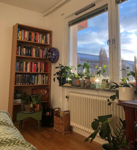 #bedroom #books #bookshelf #plants #bedroomideas #green #sunny# Clutter Bedroom Aesthetic, Plant Filled Bedroom, Clutter Bedroom, Bookshelf Plants, Bedroom Books, Bookshelf Aesthetic, Organized Clutter, Fake Life, Books Bookshelf