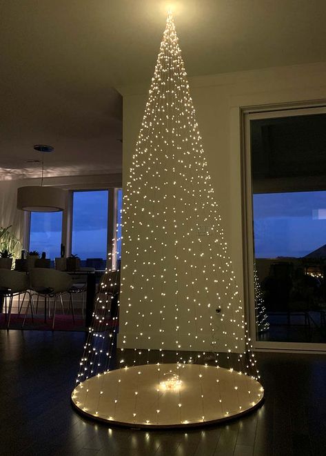 DIY Christmas Tree Using Only Firefly Lights | OhMeOhMy Blog Christmas Diy Tree Decor, Simple Christmas Tree Decorations, Paradise Decor, Alternative Diy, Christmas Tree Lots, Diy Christmas Lights, Hanging Christmas Lights, Firefly Lights, Alternative Christmas