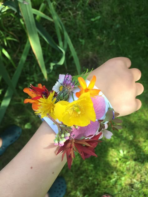 Make your own nature bracelet - Mud & Bloom Outdoor Activities For Toddlers, Outdoor Learning Activities, Forest School Activities, Garden Activities, Fairy Garden Designs, Preschool Arts And Crafts, Summer Crafts For Kids, Plants Growing, Nature Walk