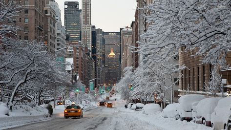 Winter in New York City New York Noel, New York Snow, Winter In New York, Winter Nyc, New York Wallpaper, Wallpaper Winter, Christmas Desktop, Wallpaper Estetika, New York Winter