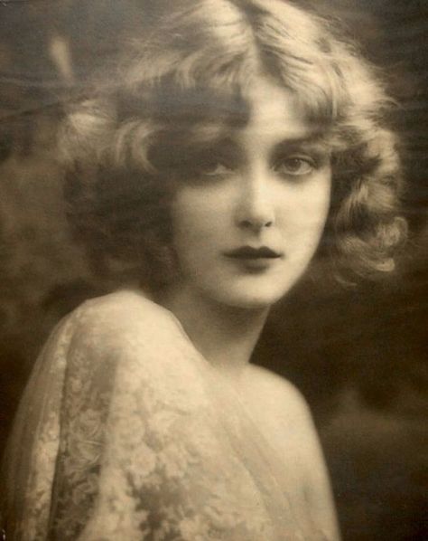 Vintage Photography Women, Old Portraits, Portrait Vintage, Gibson Girl, Poses References, Foto Art, Vintage Portraits, White Photo, Photography Women