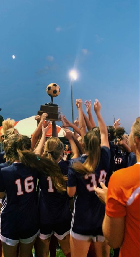 Soccer, girls, victory, game, trophy, usa, exchange year, jumping, celebration Soccer Trophy Aesthetic, Vision Board Soccer, Soccer Team Aesthetic, Trophy Aesthetic, Soccer Celebrations, Motivation Soccer, Soccer Keeper, Soccer Locker, Soccer Events