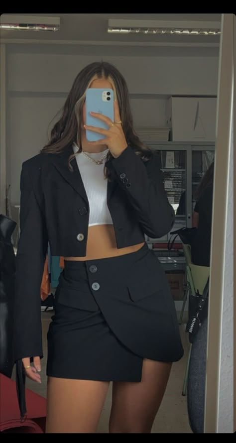 Crop Blazer And Skirt Outfit, Cropped Blazer Skirt Outfit, Cropped Blazer With Skirt, Black Cropped Blazer Outfit, Crop Blazer And Skirt, Cropped Blazer Outfit, Outfit Semi Formal, Semi Formal Outfits For Women, All Black Outfits For Women