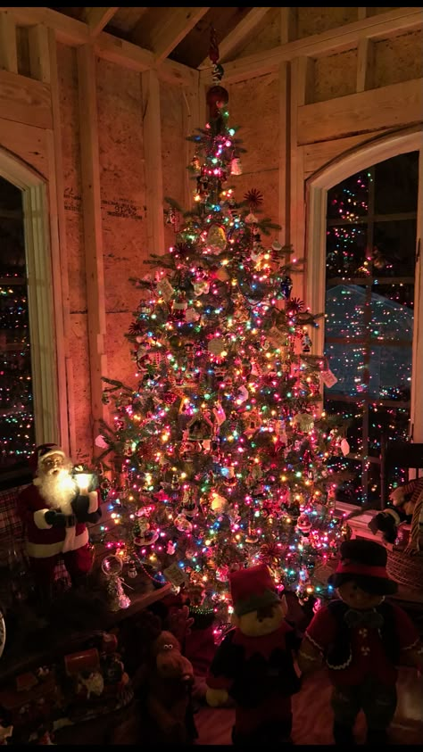 Chrstmas Lights, Christmas Tree Themes Colored Lights, Multicolor Light Christmas Tree Ideas, Multicoloured Christmas Tree, Coloured Christmas Tree Lights, Multi Color Lights Christmas Tree Ideas, Christmas Color Lights, Christmas Colored Lights, Rainbow Christmas Aesthetic