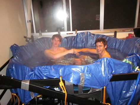 Dorm room hot tub Funny Dorm Room, Uw Milwaukee, Gay Room, Dorm Stuff, College Student Hacks, Creative Life Hacks, College Apartments, College Freshman, Dorm Room Hacks