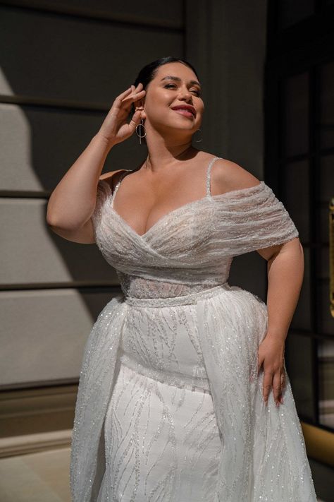 Elegant Luxury: Extraordinary Plus-Size Wedding Set with 'Godet' Silhouette Lace Dress and Royal Satin Train! – Marelli Exclusive Royal Themed Wedding Dress, Nikah Attire, Bridal Lace Gown, Plus Size Lace Wedding Dress, Wedding Garments, Wedding Dress With Detachable Skirt, Dress With Detachable Skirt, Plus Size Gown, Plus Size Bridal Gowns