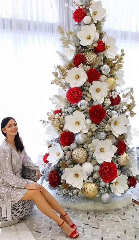 Christmas Tree With Paper, Tree With Paper, Designer Christmas Tree, Christmas Tree Flowers, Floral Christmas Tree, Decorate A Christmas Tree, Christmas Tree Decorated, Designer Christmas, Christmas Tree Decorating Themes