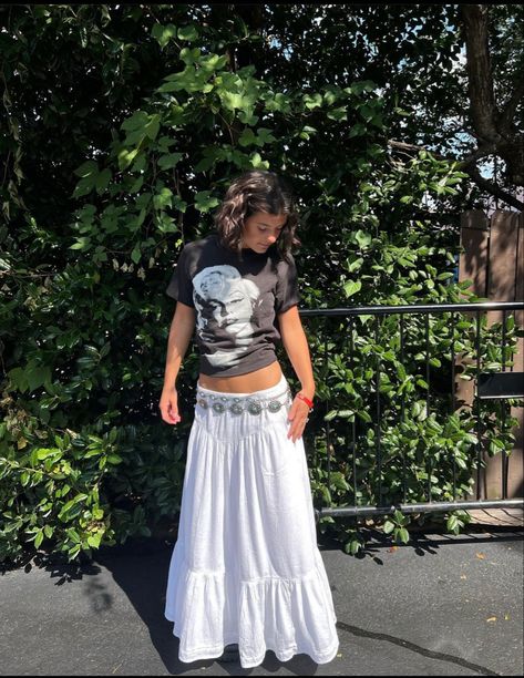 Skirt With Tank Top Outfit, Casual White Maxi Skirt Outfit, Summer Outfit Maxi Skirt, White Skirt Maxi Outfit, Long Skirt Outfits Concert, Long Low Rise Skirt Outfit, Outfit With Maxi Skirt, Y2k Skirts Long, Aesthetic Maxi Skirt Outfit