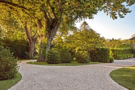 Large Driveway Design, Driveway Entry Ideas, Long Driveway Ideas, Entrance Driveway, Hollander Design, Slope Garden, Beautiful Driveways, Motor Court, Garden Driveway