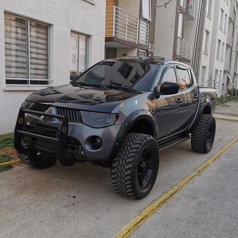 Mitsubishi L200🔺 on Instagram: “@jonathan.dakar✔️ #MitsubishiL200 #TRITON #L200 #MM #Mitsubishi #Motors #Red #Japanese #jdm #pickup #lift #lifting #lifted #truck #trucks…” Mitsubishi L200 Modified, Mitsubishi L200 4x4, Triton 4x4, L200 4x4, Land Cruiser Pick Up, Range Rover Jeep, Mitsubishi Pickup, Mitsubishi Truck, Mitsubishi Grandis