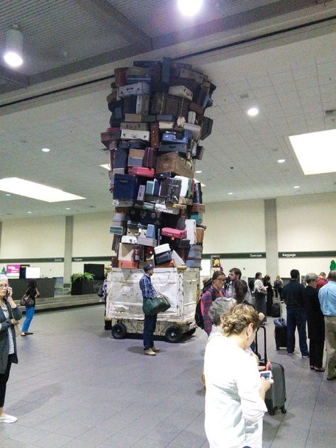 Funny And Weird Airport Photos To Help You Pass The Time Till Your Flight - CheezCake - Parenting | Relationships | Food | Lifestyle Airport Pictures, Monday Humor, Pinterest Humor, Airport Photos, Some Jokes, Weird Pictures, Funny Photos, Funny Gif, Funny Pictures