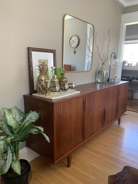 Mcm Buffet Table, Buffet Table Ideas Decor Dining Rooms Mid Century Modern, 70s Buffet Cabinet, Mid Century Modern Buffet Cabinet, Mid Century Sideboard Styling, Modern Sideboard Buffet In Dining Room, Sideboard Bar Ideas, Dining Room Sideboard Ideas Modern, Mid Century Buffet Cabinet