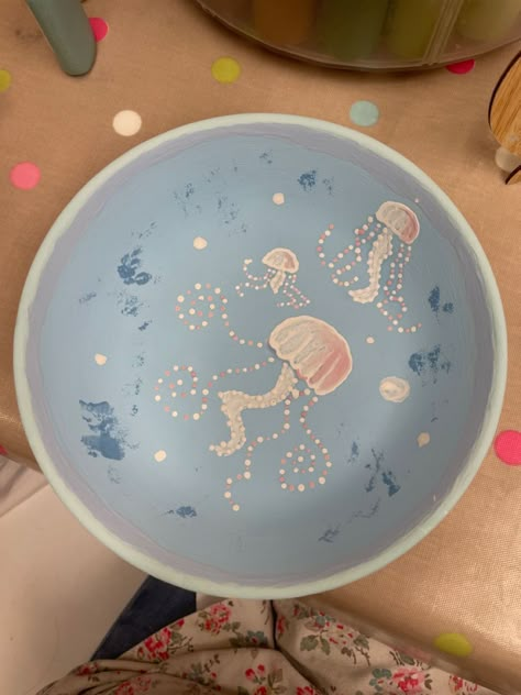 Cute Paint Pottery Ideas, Painted Pottery Ideas Bowl, Pottery Inspo Bowls, Pond Pottery Painting, Pottery Plate Painting Ideas Aesthetic, Starfish Pottery Painting, Ceramic Art Ocean, Jelly Fish Ceramics, Cute Painted Pottery Ideas