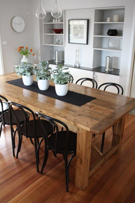 Dining Room Inspo from Stools and Chairs Blog - As featured on Ever So Britty's Happy Weekend + 5 Things I Love. Soon love this beautiful farm house table with black bentwood chairs. Fixer Upper Dining Room, Dapur Rustic, Rustic Kitchen Tables, Farmhouse Dining Rooms Decor, Coastal Dining Room, Modern Farmhouse Dining Room, Natural Vibes, Farmhouse Dining Room Table, Coastal Dining