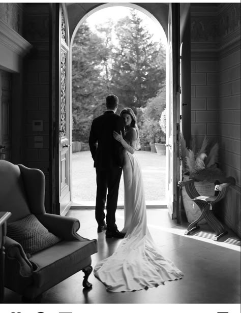 Dream Wedding Gown, Wedding Portrait Poses, Wedding Picture Poses, Wedding Photography Styles, Wedding Picture Ideas, Wedding Couple Poses, Wedding Photo Inspo, Groom Photo, Wedding Photos Poses