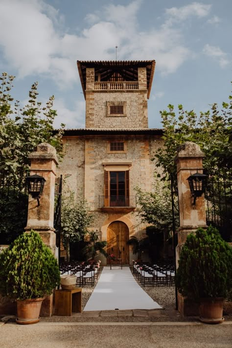 Big Wedding Venues, History Wedding, Spanish Style Wedding, Destination Wedding Spain, Romantic Beach Wedding, Wedding Spain, Boho Beach Wedding, Spanish Wedding, Rustic Wedding Table