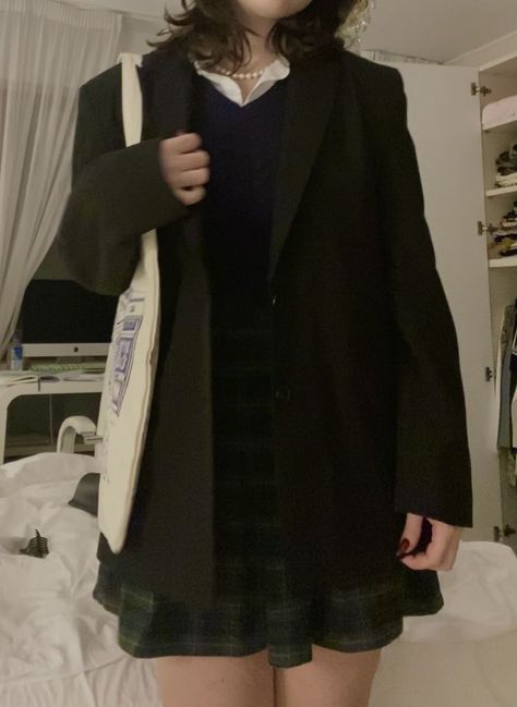 School Aesthetic Dark Academia, Romanticizing School Aesthetic, Bronwyn Rojas, School Romanticizing, Preppy Uniform, Romanticize School, Academia Aesthetic Outfit, Dark Academia Outfits, Dark Academia Outfit