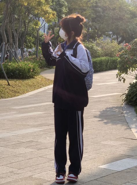 Clean School Outfits, Pe Uniform Outfit, Pe Uniform Aesthetic, Chinese School Uniform Girl, China School Uniform, Pe Outfits For School, School Pe Uniform, Chinese School Uniform, China School