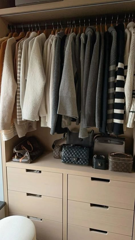 Old Money Glamour, Organiser Son Dressing, Minimal Closet, Winter Glam, Dark Feminine Energy, Serena Van Der, Elevated Casual, Christmas Outfit Ideas, Serena Van