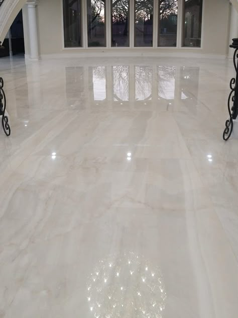 Luxury Tile Floor, Tiles For Living Room Floor, Elegant Tile Flooring, Bedroom Floor Tiles, Room Tiles Design, Floor Tub, Modern Floor Tiles, Gorgeous Living Room, Marble Flooring Design