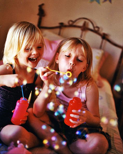 Elle and Dakota Fanning Fanning Sisters, Favorite Sibling, Dakota And Elle Fanning, Bubble Fun, The Artist Movie, Actor Studio, Dakota Fanning, Blowing Bubbles, Elle Fanning