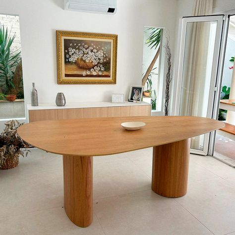 A Mesa de Jantar Orgânica Breeze possui a capacidade de tornar um ambiente ainda mais sofisticado!  E nesse registro realizado por nosso cliente, o móvel trouxe ao espaço a sensação de aconchego, combinando perfeitamente com os detalhes da sala de jantar. Suas linhas curvas - atributo da linha orgânica - e formato criativo, reverbera movimento e sutileza para o recinto.  Explore você também o poder da linha orgânica com a gente!  #BergenHomeDecor #MoveisOrganicos #Aprovado #Mesa #Breeze Home Deco, Home Organization, Mood Board, House Design, Interior Design, Home Organisation