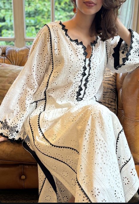 Black Chicken Dress Design Pakistani, Desi Neck Designs, Kamiz Neck Design Salwar Kameez, Pakistani Casual Wear Simple Stylish, Neckline Designs Pakistani, Chikankari Neck Designs, New Kameez Designs, Suit Neck Designs Pakistani, Pakistani Suits Neck Designs