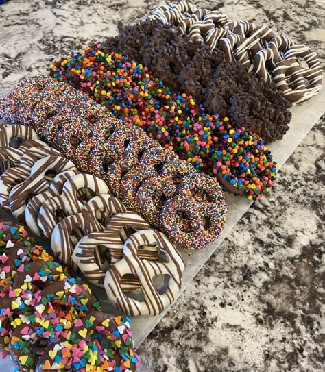 Chocolate Dipped Pretzels Cake Recipes Oreo, Heath Candy Bar, Heath Candy, Gift Exchange Ideas, Chocolate Cake Recipes, Chocolate Dipped Treats, Dipped Pretzels, Chocolate Covered Pretzel Rods, Chocolate Dipped Pretzels