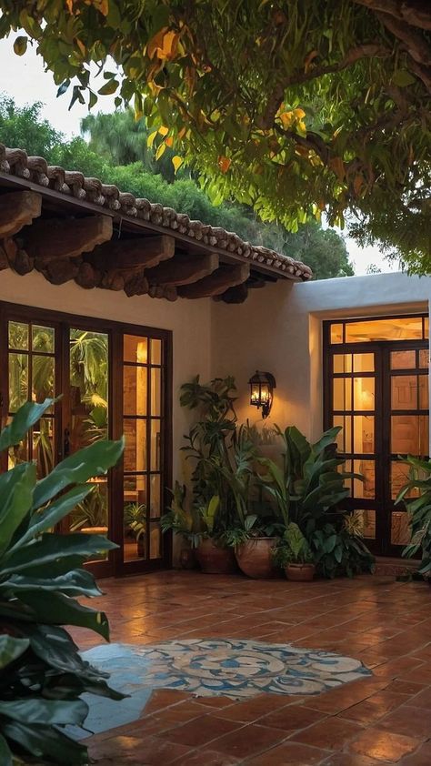 Mexican Style Hacienda Homes, Authentic Home Decor, Mexican House Architecture, Mexican Small Houses, House Design Mexican Style, Villa Style Home Interiors, Hacienda Style Room, Mexican Style Decor Bedroom, Hacienda Style Homes Mexican Courtyard